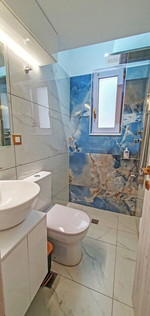 Sèche-cheveux, serviettes fournies, savon, papier toilette