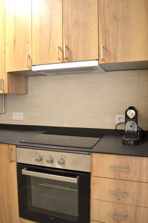 Frigorífico, microondas, horno y placa de cocina