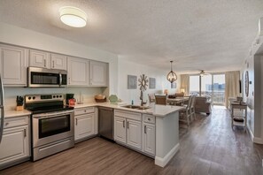 Condo, 2 habitaciones | Cocina privada | Refrigerador, horno, cafetera y tetera y tostadora 