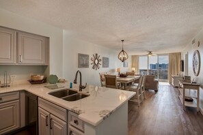 Apartment, 2 Schlafzimmer | Eigene Küche | Kühlschrank, Ofen, Wasserkocher mit Kaffee-/Teezubehör, Toaster