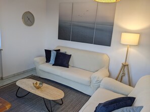 Smart TV - Spacious 3 Bedroom Seaside Apartment - 5 min walk to beach! (Marina di Davoli)