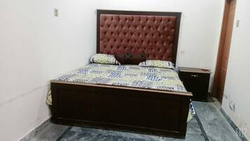 Habitación doble estándar | Tabla de planchar con plancha, wifi gratis y ropa de cama