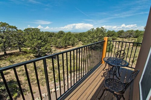 Challenger Views at Ridgecrest: Peaceful Retreat