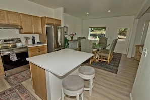 ثلاجة، ميكروويف، فرن، موقد طهي مسطح