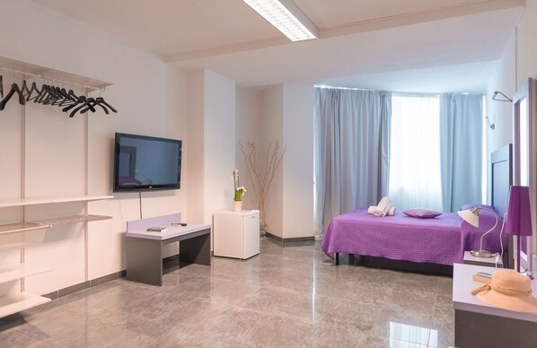 Desk, iron/ironing board, free WiFi, bed sheets - Delta rooms (Olbia)