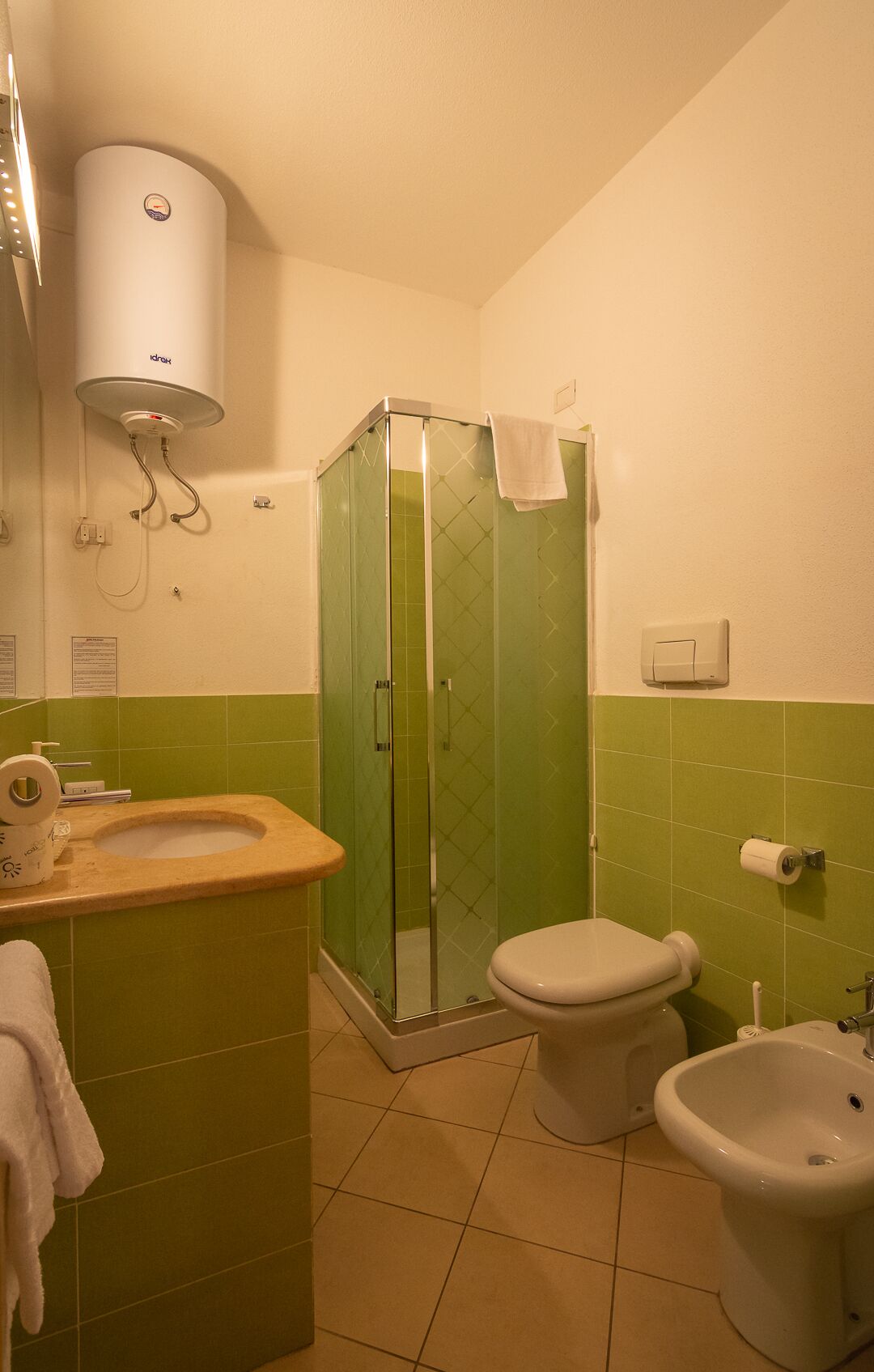 quadruple room | bathroom | towels