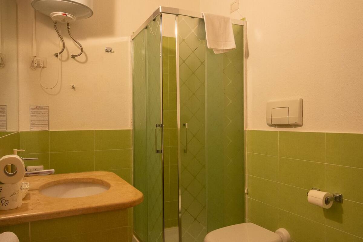 quadruple room | bathroom | towels