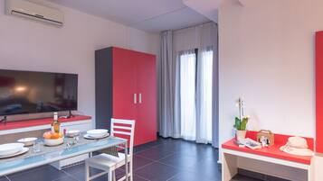 Double Room | Desk, iron/ironing board, free WiFi, bed sheets