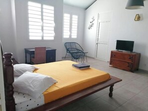 1 chambre, bureau, fer et planche à repasser, accès au Wi-Fi (inclus)