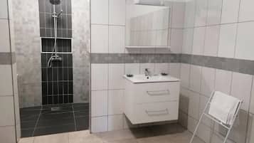Douche, serviettes fournies, papier toilette