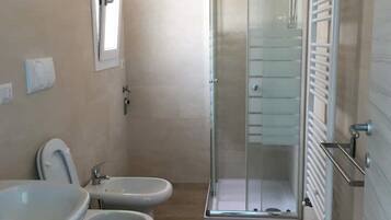 Doccia, asciugacapelli, bidet, sapone