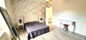 1 habitación, tabla de planchar con plancha y ropa de cama