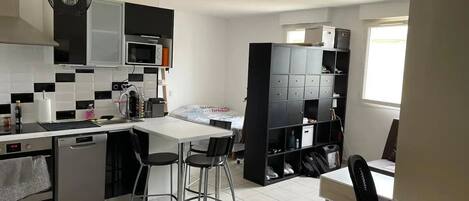 冷蔵庫、電子レンジ、オーブン、コンロ