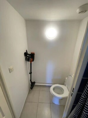Doccia, asciugacapelli, asciugamani, sapone