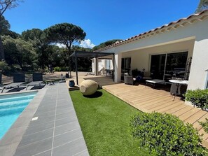 Una piscina al aire libre, una piscina climatizada