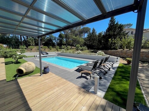 Renovated air-conditioned villa with heated swimming pool