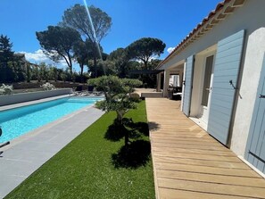 Una piscina al aire libre, una piscina climatizada