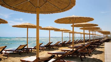 Aan het strand, wit zand, een strandbar