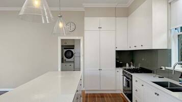 Micro-ondes, plaque de cuisson, cafetière/bouilloire