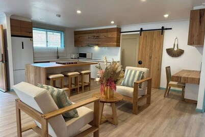 Tasmans Hideaway - Stunning villa close to Caves B