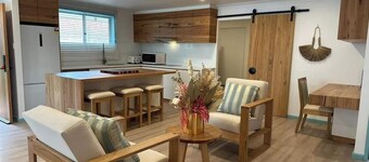 Tasmans Hideaway - Stunning villa close to Caves B