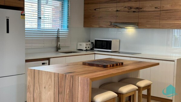 Fridge, microwave, stovetop, dishwasher