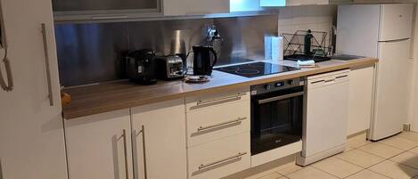 冷蔵庫、電子レンジ、オーブン、コンロ