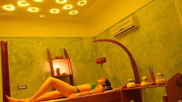 Un sauna, una bañera de hidromasaje, baño turco