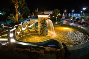 Innenpool, Außenpool, Sonnenschirme, Liegestühle