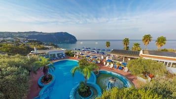 Piscine couverte, piscine extérieure, parasols de plage, chaises longues