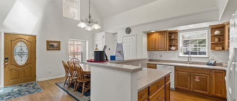 Maison, 3 chambres | Cuisine privée | Réfrigérateur, cafetiÚre/bouilloire, grille-pain