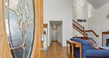 Sierra Mountain Lodge 3 Bedroom Home by RedAwning