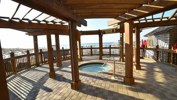 Condo, 2 Bedrooms | Property grounds