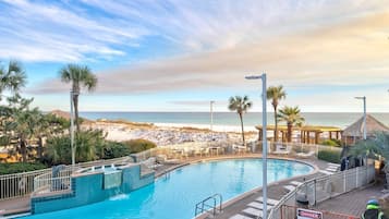 Apartamento, 2 habitaciones | Piscina | Una piscina cubierta, una piscina al aire libre