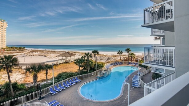 Una piscina de hotel con vistas a la playa y al océano.