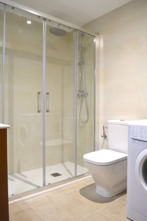 Dusche, Haartrockner, Toilettenpapier
