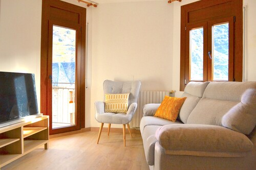 Apartment with views and central in Esterri