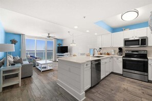 Condo, 1 habitación | Cocina privada | Refrigerador, horno, cafetera y tetera y tostadora 