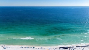 Ein Strand mit klarem türkisblauem Wasser und einem sandigen Ufer.