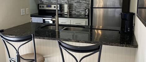 Een magnetron, een oven, een kookplaat, een vaatwasser