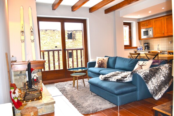 Televisión y chimenea 