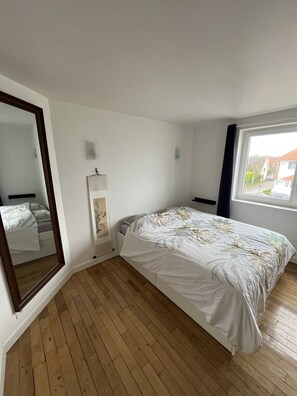 2 bedrooms, desk, free WiFi, bed sheets