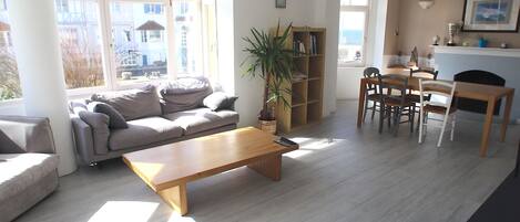 En stue med sofa, sofabord og bogreol.