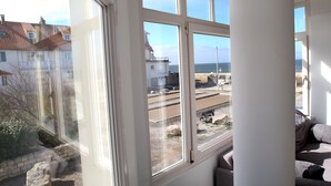 A room with a large window overlooking a train track and a coastal view. - Duplex 5 persons seaside. (Wissant)