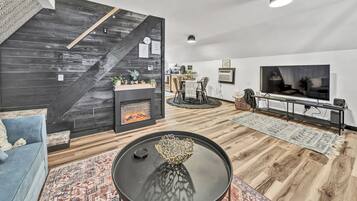 Smart TV, caminetto, libri