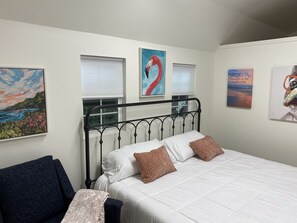 4 soverom, skrivebord, strykejern/-brett og reiseseng for barn