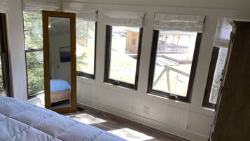 4 bedrooms, desk, iron/ironing board, travel crib