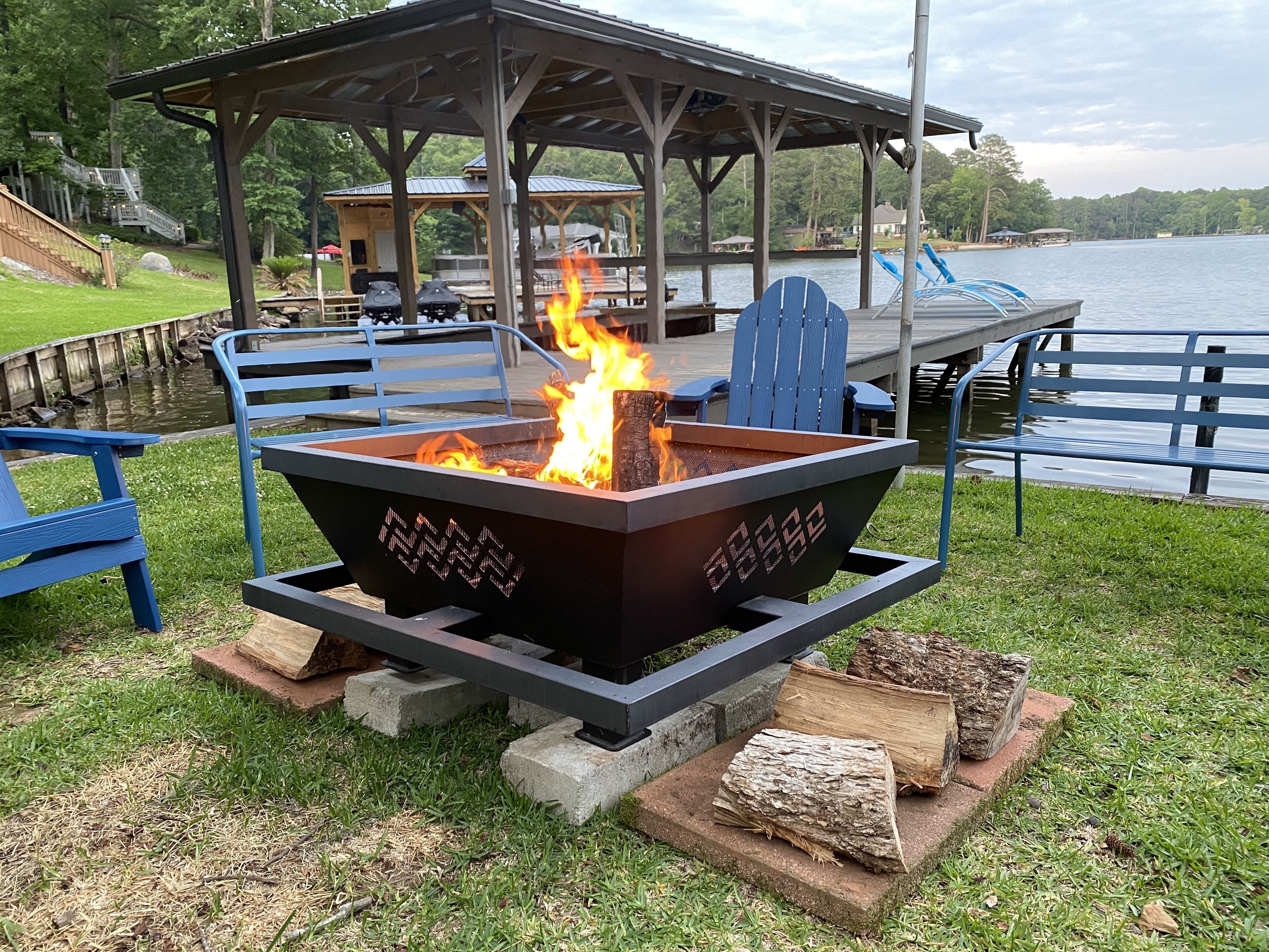 Quiet Cove on Jackson lake. Bring your boat or dog. Huge game room! Fire pit too