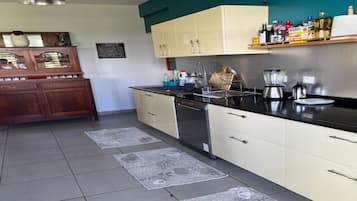 Full-size fridge, microwave, oven, stovetop