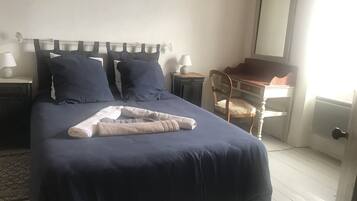 3 chambres, bureau, fer et planche Ă repasser, lit parapluie